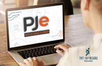 Arte mostra uma pessoa branca usando o notebook. Na tela com computador aparece a sigla do PJE - Processo Judicial Eletrônioc