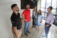 Foto mostra a diretora-geral do TRT16, Fernanda Muniz, o secretário de Estado da Cultura, Yuri Arruda, a chefe da DIVENG, Andréa Saldanha, e do servidor Marcelo Alencar. Ambos estão posicionados em frente ao prédio histórico da Justiça do Trabalho, na praça Deodoro em São Luis.