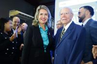 Foto mostra a presidente do TRt-16, desa. Márcia Andrea Farias ao lado do ex-presidente José Sarney. 