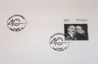 Foto mostra o Selo Comemorativo dos 40 anos de Redemocratização. O selo é composto pelas fotografias de José Sarney e Tancredo Neves.