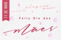 Arte com fundo branco e destaque na cor rosa:11 de maio FELIZ DIA DAS MÃES.