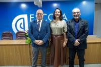 Foto mostra três pessoas. Ao centro a juíza e coordenadora pedagógica da Ejud Carolina Burlamaqui, ao lado direito o juiz Paulo Mont´Alverne e na esquerda o palestrante juiz Jorge Alberto Araújo do TRT-14