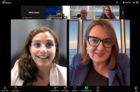 Foto de duas mulheres claras durante apresentação em vídeo de teleconferência. Ambas sorriem. Acima delas, fotos em miniatura de alguns participantes.