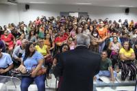 Foto mostra dezenas de pessoas sentadas no auditório do Fórum Astolto Serra (sede das varas trabalhistas de São Luis).