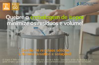 Arte mostra uma imagem de um isopor de quentinha sendo jogado na lata do lixo:QUEBRE A EMBALAGEM DE ISOPOR MINIMIZE OS RESÍDUOS E VOLUME. Gestão de resíduos sólidos urbanos: desafios e soluções