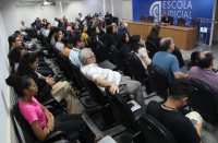 Foto mostra servidores e palestrantes sentados no auditório da Ejud durante I Seminário de Educação Ambiental.