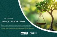 Arte com fundo predominante verde escuro. À esquerda o destaque PROGRAMA JUSTIÇA CARBONO ZERO. À direita imagem de uma arvore com um prato de balança da justiça em um dos galhos. Na parte inferior, as logomarcas do STF e do CNJ.