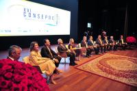 Foto mostra homens e mulheres sentados em cadeiras indivuais, são 11 pessoas, sendo duas mulheres. As cadeiras estão colocadas no palco do teatro Arthur Azevedo. Local de abertura do FONTET