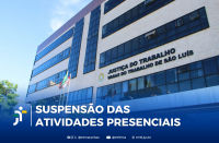 Imagem da fachada do Fórum Astolfo Serra. Na parte inferior, tarja azul e texto branco SUSPENSÃO DAS ATIVIDADES PRESENCIAIS.