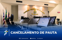 Foto de parte do Plenário do TRT-16, onde se vê bancada com computadores e, ao fundo, parede clara com o nome do Tribunal e brasão na cor dourada. Na base, tarja azul com a logomarca do TRT-16 e o texto branco CANCELAMENTO DE PAUTA.