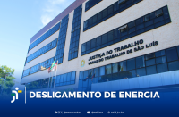 Foto da fachada do Fórum Astolfo Serra. Na base, tarja azul em degradê, onde se lê o texto branco DESLIGAMENTO DE ENERGIA.