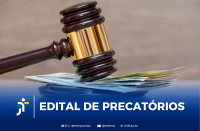 Arte feita com a imagem do martelo de juiz sobre alguns documentos. Na parte inferior a informação: EDITAL DE PRECATÓRIOS