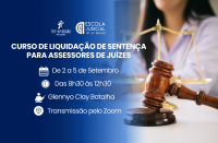  Arte com fundo azul e imagens do martelo de juiz e uma mulher com roupa social. À esquerda, com letras brancas, o texto CURSO DE LIQUIDAÇÃO DE SENTENÇA PARA ASSESSORES DE JUÍZES e demais informações sobre a capacitação.