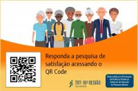 Arte com fundo branco e tarja laranja degradê na base. Acima da tarja, vê-se ilustração de pessoas idosas. Sobre a tarja, veem-se o QR Code da pesquisa, texto preto chamando para acessá-lo e logomarcas do TRT-16 e do Subcomitê.