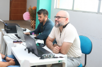 Foto mostra dois homens realizando atendimento durante o Pop Rua Jud