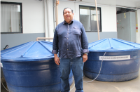 Foto mostra um homem, usando uma calça jeans e uma camisa manga comprimada também jeans.