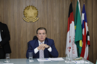 Foto mostra um homem usando um terno escuro