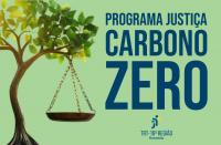 Arte com fundo verde claro. Na esquerda uma imaegem de uma árvore e a imagem de uma balança. Na direita a informação: PROGRAMA JUSTIÇA CARBONO ZERO. E a logomarca do TRT-16