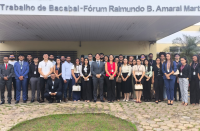 Foto mostra vários estudantes do curso de direito, posicionados em pé na frente da VT de Bacabal