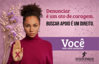 Arte com fundo rosa e ramalhete de flores roxas desidratadas à esquerda. Ao lado das flores, foto de uma mulher negra, usando coque e blusa pink de mangas compridas, com a mão direita levantada exibindo um X pink. À direita, textos da campanha e logomarca do TRT-16.