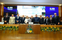 Foto mostra várias pessoas em pé, na tribuna de honra da Assebleia Legislativa do Maranhão