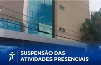 Foto mostra a fachada de um prédio, Na parte inferior, a informação: Suspensão das atividades presenciais