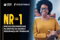 Arte com destaque no lado esquerdo: NR-1 Riscos Psicossociais na gestão da saúde e segurança no trabalho. Na parte superior as logomarcas do Trabalho Seguro e da Justiça do Trabalho. No lado direito, a imagem de uma mulher negra.