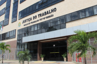 Foto da fachada do Fórum Astolfo Serra em São Luís