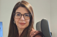 Foto mostra o rosto de uma mulher. ela usa óculos e tem os cabelos liso.