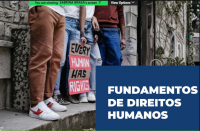 Arte feita com detalhes das pessoas de três pessoas. Tem um cartaz com a informação em inglês: Every Human Has Rights - Tradução "Todo ser humano tem direitos"