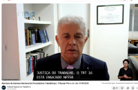 Foto mostra um homem sentado no centro da foto.