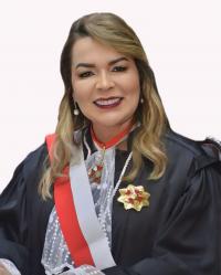 Imagem de uma mulher sorrindo, usando toga.