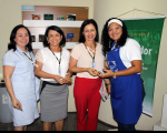 Servidoras Risoleta, Eliana e Márcia exibem seus doces de espécie entregues por Simone