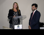Presidenta Solange assinando o termo de posse do juiz Matheus Bione