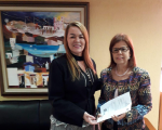 A presidenta Solange entregando à deputada Helena Duala a sugestão para o projeto de lei