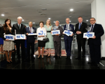 Os homenageados com as réplicas em miniatura do painel “Evolução Cidadã”, do artista plástico Toninho Euzébio.