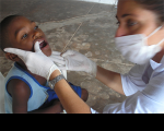 Dentista do TRT faz exame odontológico em aluno do Jardim de Infância João Castelo