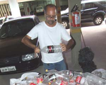 Luiz Pires mostra as garrafas que foram doadas para a confecção de móveis pet