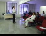 Des. Márcia Andrea (sentada ao centro) assiste palestra sobre Violência contra a Mulher