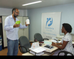Luiz Pires mostra à servidora Anícia Ewerton (Ouvidoria) as vantagens do uso do papel reciclado para um meio ambiente saudável...