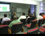 Des. Gerson de Oliveira e Rosely Vieira (em pé, à direita) durante lançamento do curso Gestão de Conflitos