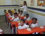 Odontóloga Teresa Gondim, do Serviço de Saúde do TRT, faz demonstração sobre importância da prevenção bucal