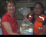 Jucineide Jacintho entrega alimentos à superintendente da Defesa Civil