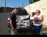 Ângela Mendes, supervisora da Biblioteca Municipal, recebe os livros.