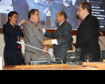 Deputado Pavão Filho entrega a medalha ao Des. Gerson de Oliveira, observado pelo presidente da Assembleia, Marcelo Tavares. 