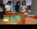 Visitantes apreciam  as peças artesanais, com destaque para as caixinhas em MDF.