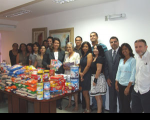 Desa. Márcia Andrea e servidores na entrega dos alimentos para instituto