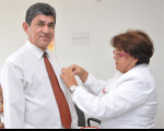 Advogado Raimundo Gonçalves recebe  laço vermelho, símbolo da luta contra a Aids