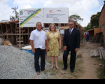 Corregedora visita obra, acompanhada pelo juiz titular da VT de Barreirinhas e pelo representante da construtora.