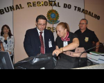 Desembargador James Magno Araújo Farias abre lacre do malote com as provas aplicadas neste domingo
